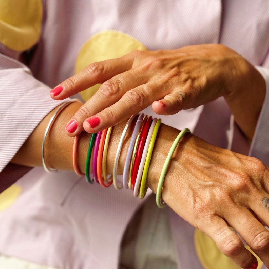 Farverige smykker – sådan styler du dem året rundt