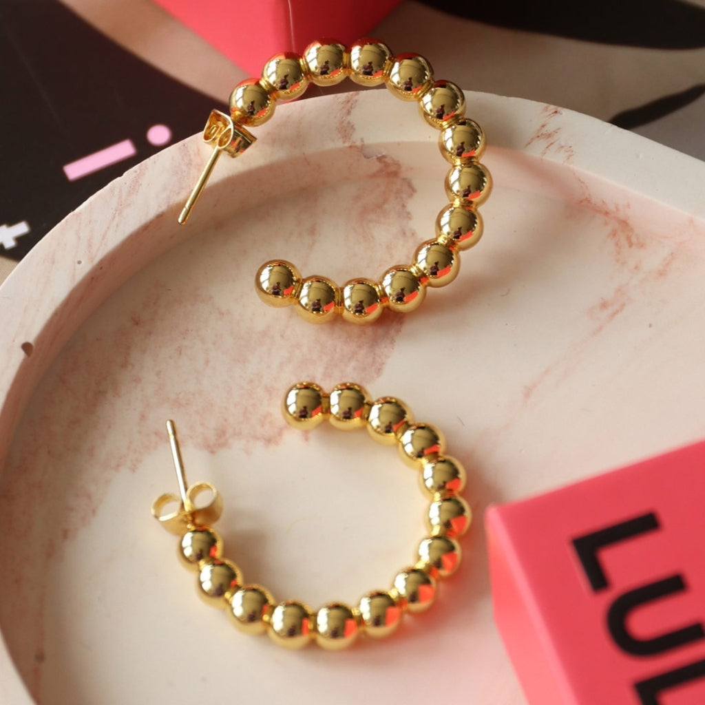 LULU Copenhagen Color Ball Hoops Large par Hoops Forgyldt
