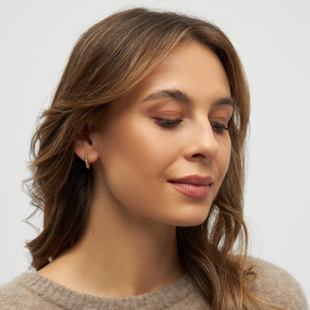 LULU Copenhagen Color Ball Hoops Small par Hoops Forgyldt