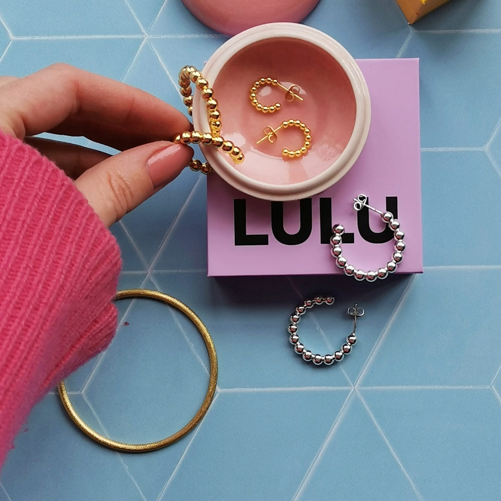 LULU Copenhagen Color Ball Hoops Small par Hoops Forgyldt