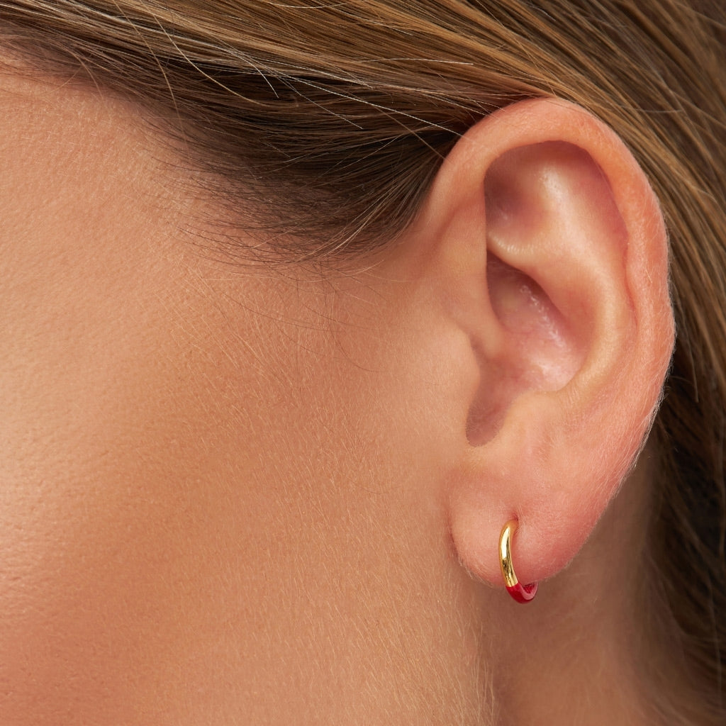 LULU Copenhagen Color Hoop Half Dip 1 stk forgyldt Hoops Passion Red
