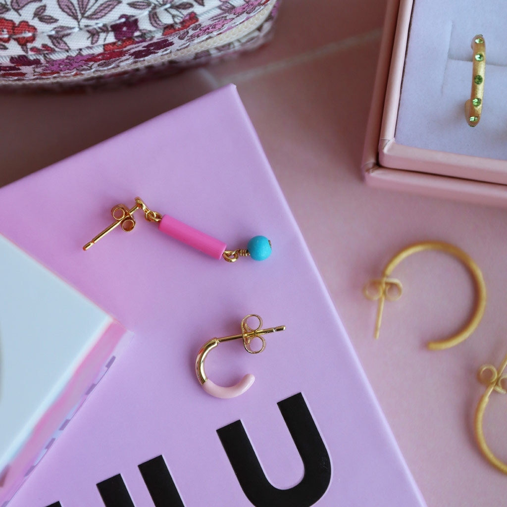 LULU Copenhagen Color Hoop Half Dip 1 stk forgyldt Hoops Lyserød