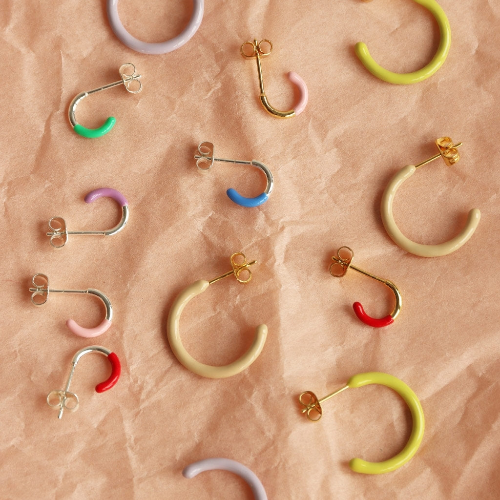 LULU Copenhagen Color Hoop Half Dip 1 stk forgyldt Hoops Passion Red