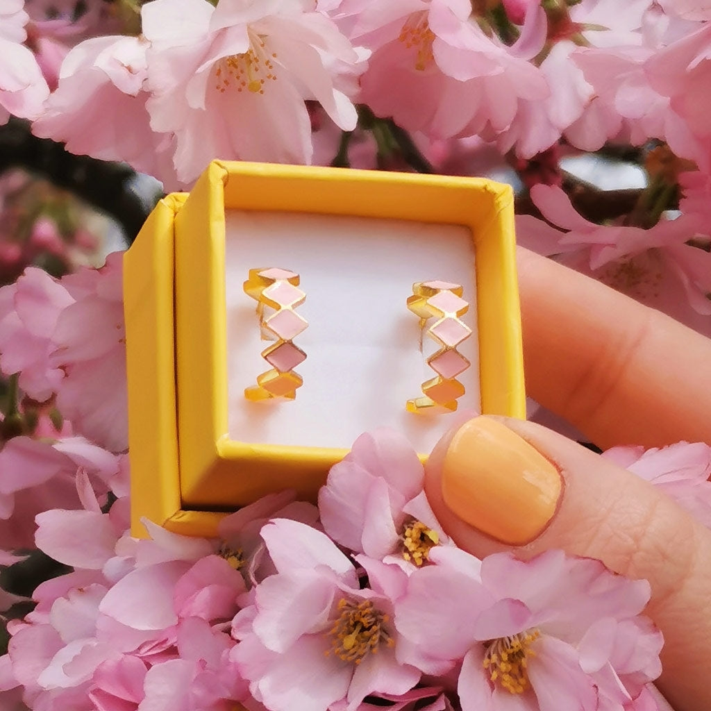 LULU Copenhagen Confetti Hoops Par forgyldt Hoops Lyserød