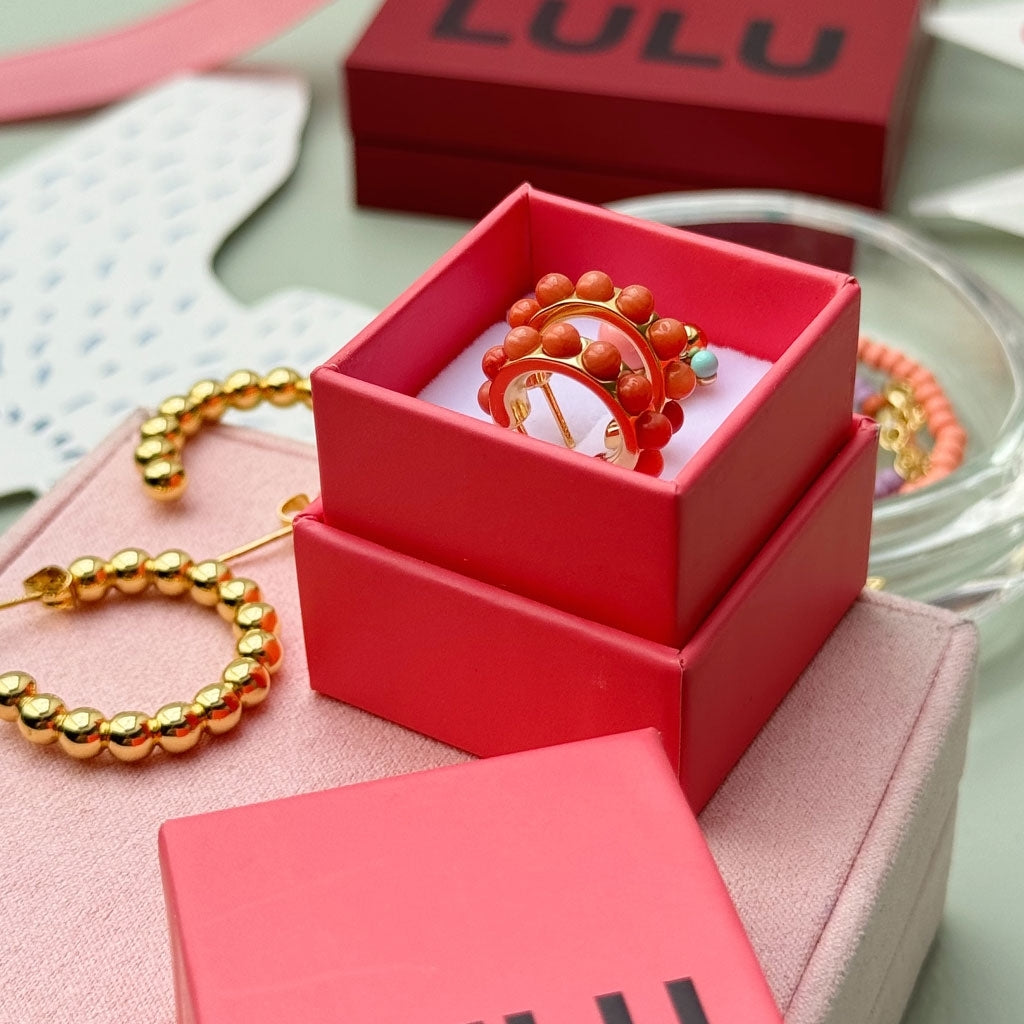 LULU Copenhagen Flower Hoops Stone Par forgyldt Hoops Koral