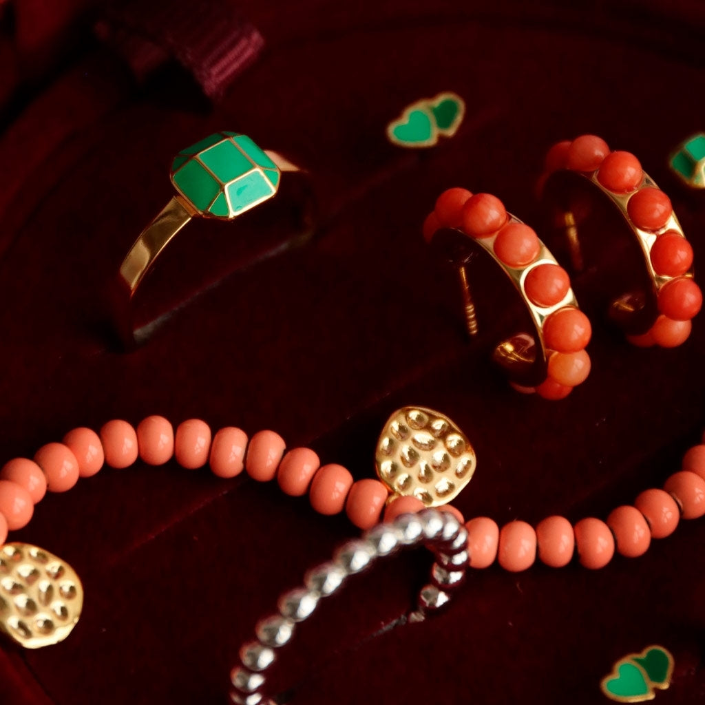 LULU Copenhagen Flower Hoops Stone Par forgyldt Hoops Koral