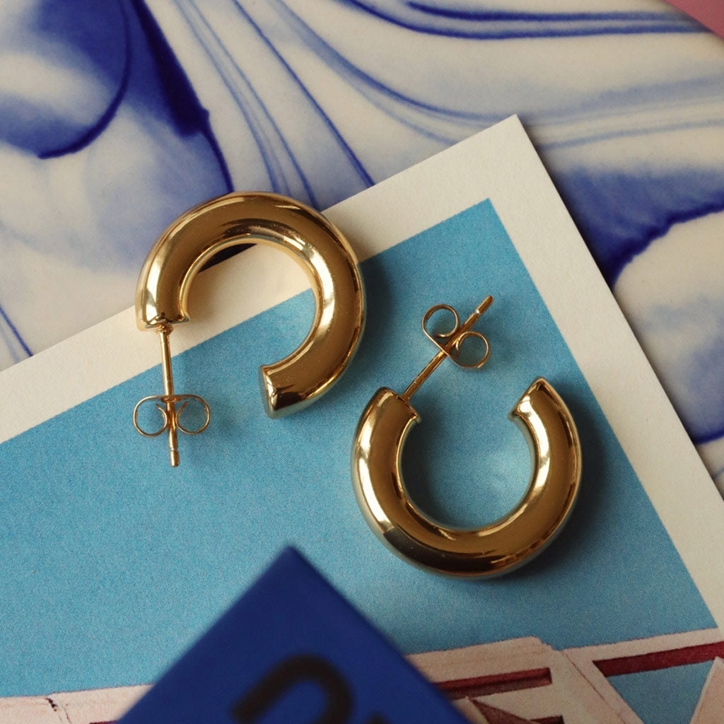 LULU Copenhagen Non Hoops Chunky Small par poleret Hoops Forgyldt