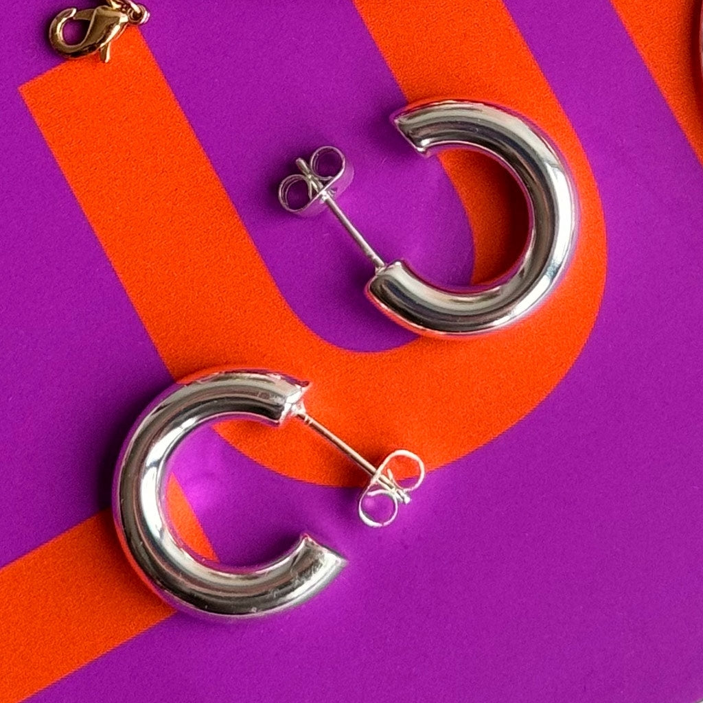 LULU Copenhagen Non Hoops Chunky Small par poleret Hoops Silver Plated