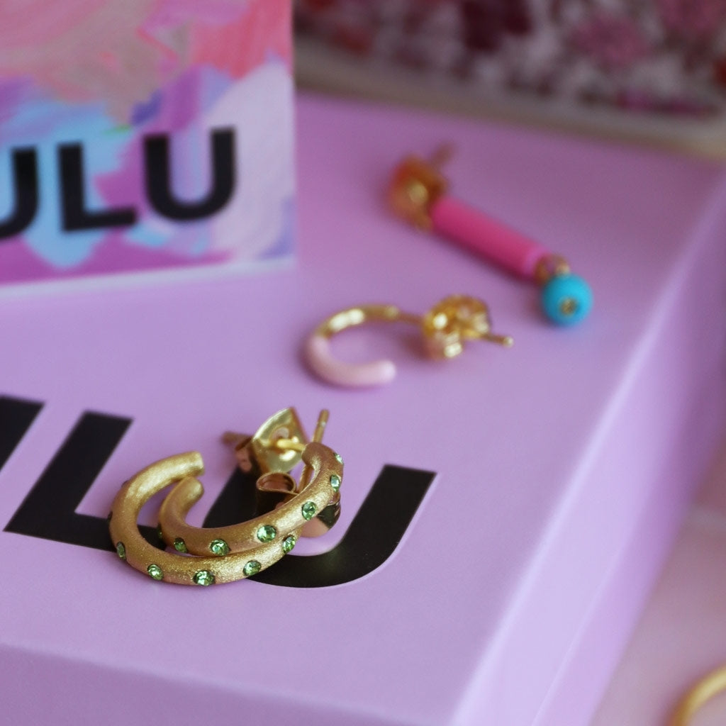 LULU Copenhagen OMG Hoops Small par forgyldt Hoops Crystal Green