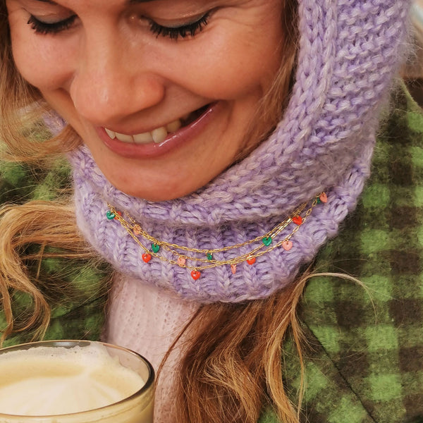 Kvinde med halskæder