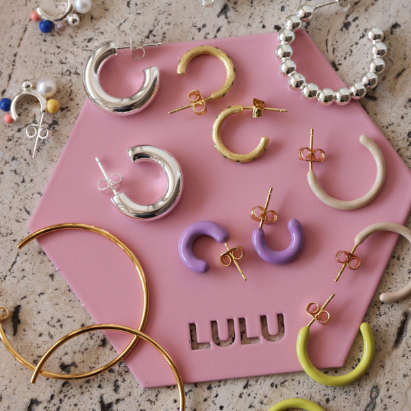 Diverse øreringe og LULU logo