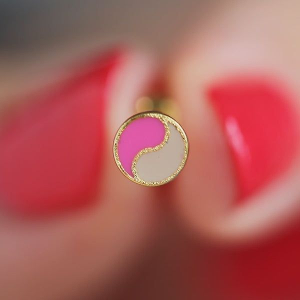LULU Copenhagen Yin Yang ørering 1 stk Ear stud, 1 pcs Pink/Buttercream - Video preview
