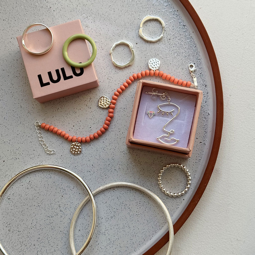 Sådan rengør du dine smykker – guide fra LULU Copenhagen