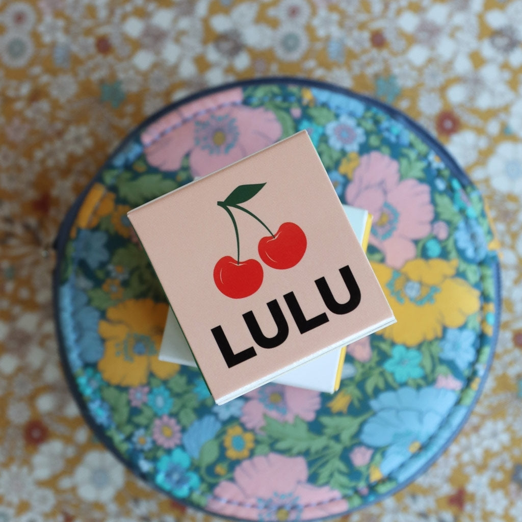 LULU Copenhagen Cherry ørering 1 stk Ear stud, 1 pcs Rubinrød