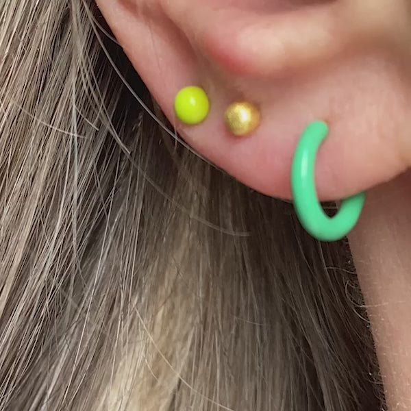 LULU Copenhagen Color Hoop Half Dip 1 stk forgyldt Hoops Lilla - Video preview