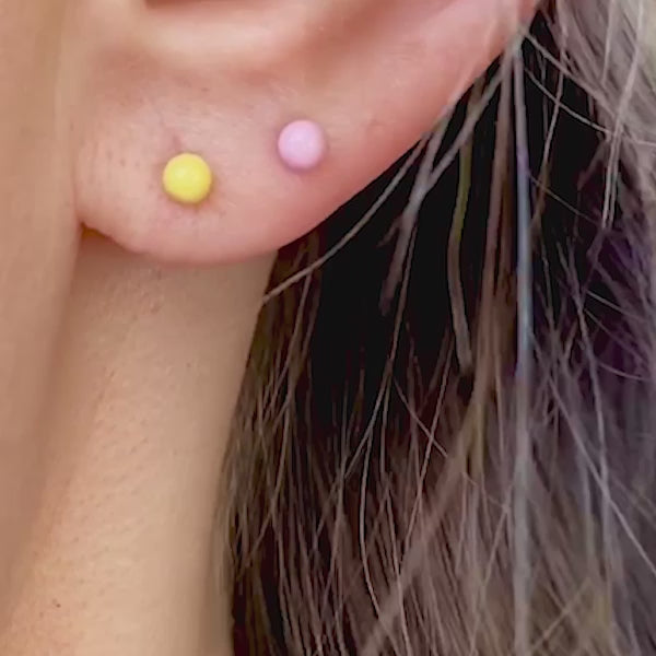 LULU Copenhagen Color Ball ørering 1 stk Ear stud, 1 pcs Blå - Video preview