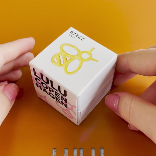 LULU Copenhagen Bzzzz ørering 1 stk Ear stud, 1 pcs Forgyldt - Video preview
