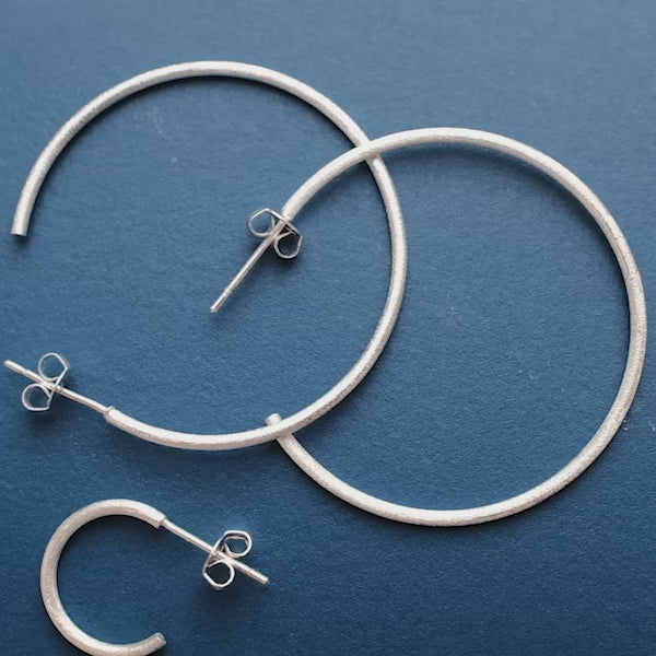 LULU Copenhagen Non Hoops Large par Hoops Forgyldt - Video preview